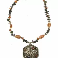 Ожерелье с каменьями агата и кулоном "Шестигранник"