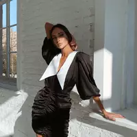 Стильна трендова шовкова міні сукня Kamilla з відкладним комірцем та V-подібним декольте чорного кольору